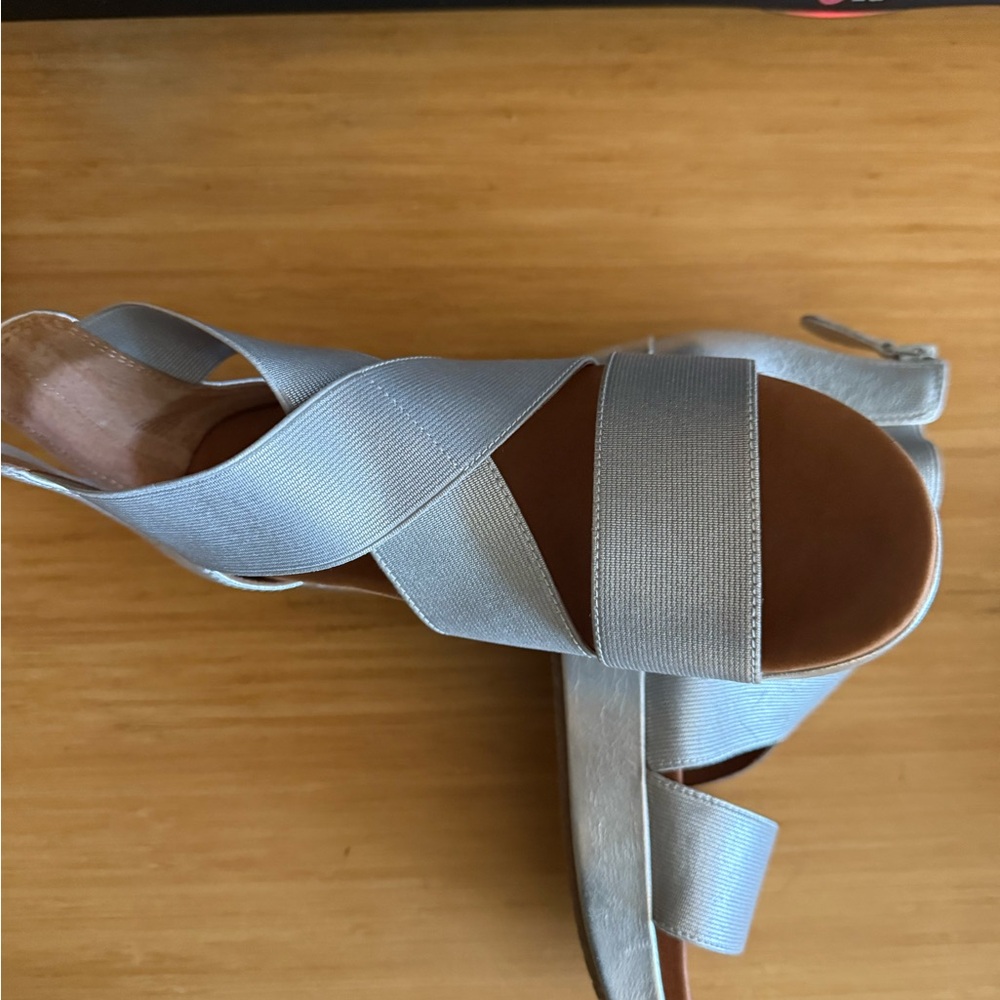 Kenneth Cole Gentle Souls Silver Strappy Sandals Size 7 New Condition